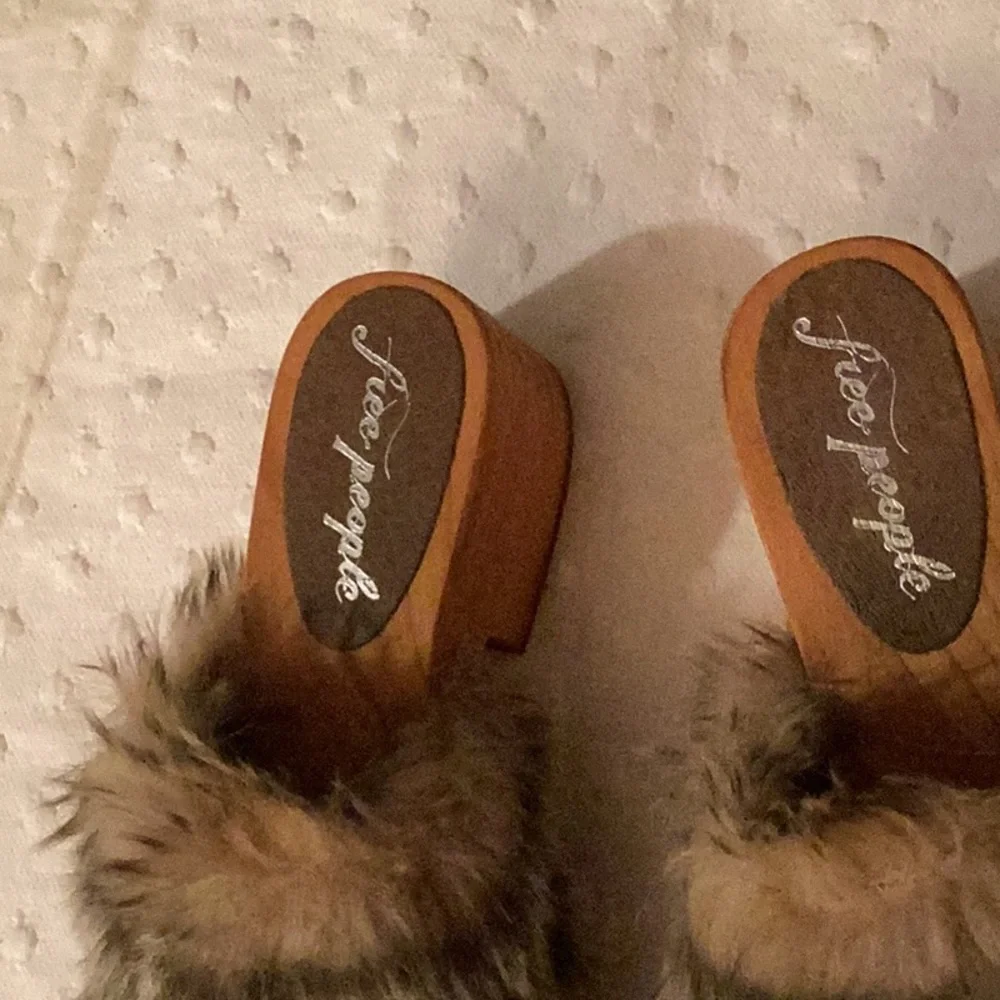 COPY - N N B FREE people, brown blond faux fur platforms block heel wooden sand… - Picture 3 of 9